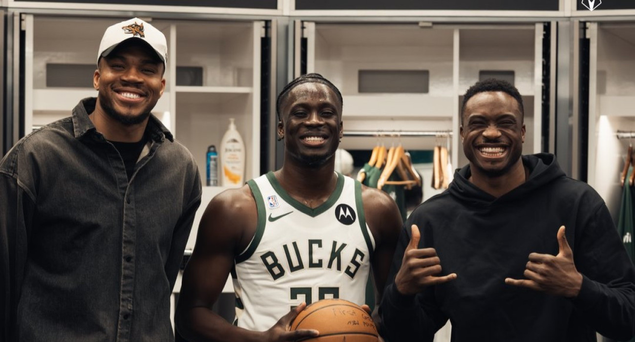 Γιάννης, Άλεξ και Θανάσης Αντετοκούνμπο ποζάρουν χαρούμενοι/Πηγή: x.com@Bucks