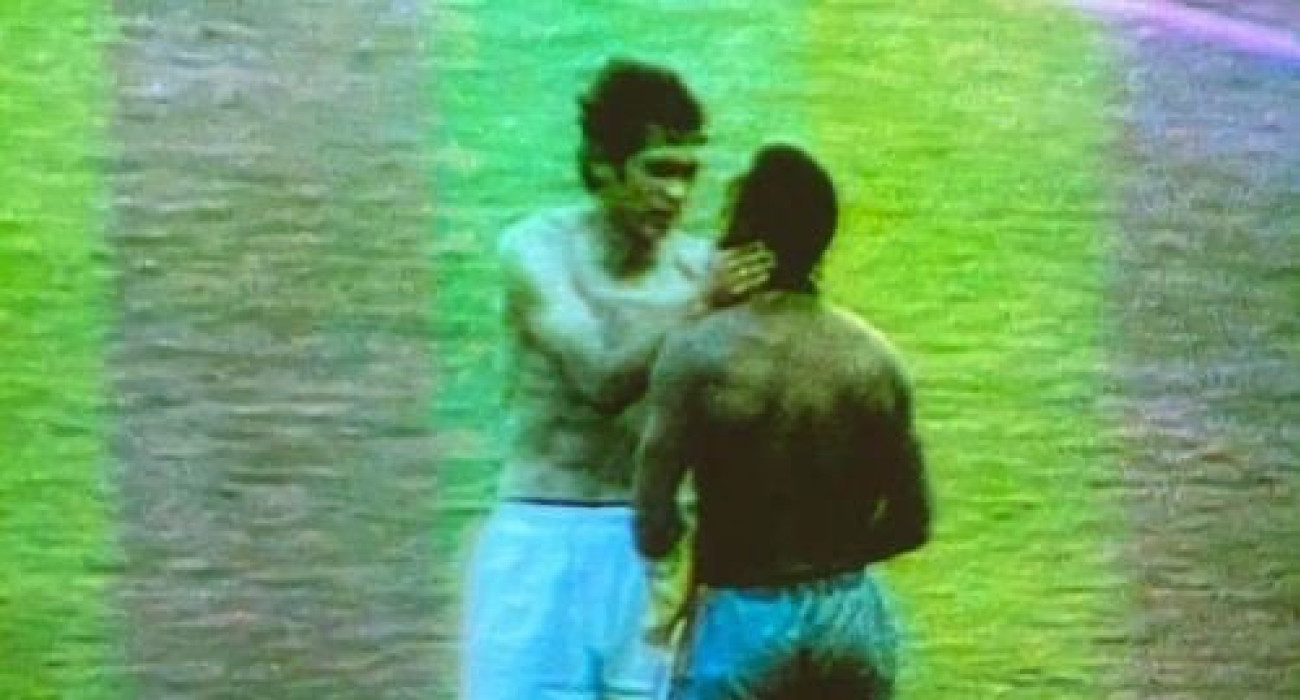 Οταν ο Μιρτσέα Λουτσέσκου αντάλλαξε φανέλα με τον Πελέ / Screenshot