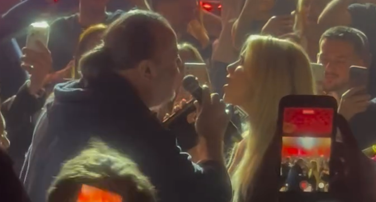 Ο Μάριος Ηλιόπουλος τραγουδάει μαζί με τη Ζόζεφιν / Screenshot