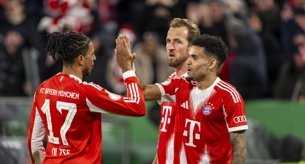 Μάικλ Ολίσε, Χάρι Κέιν και Λουίς Ντίας, πανηγυρίζουν ένα από τα 86 γκολ που έχουν πετύχει συνολικά τη φετινή σεζόν / Πηγή: Imago