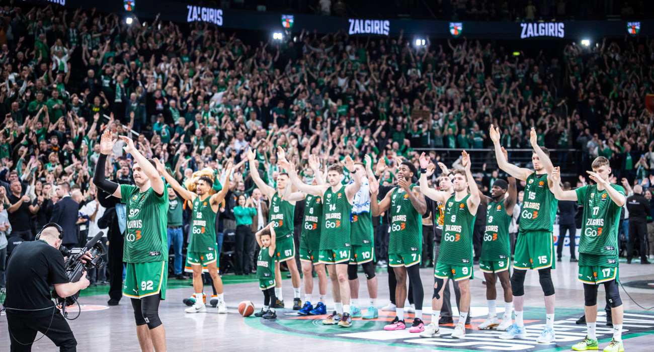 Οι παίκτες της Ζάλγκιρις Κάουνας αποθεώνουν κι αποθεώνονται απ' το απίθανο κοινό τους στη Zalgirio Arena / IMAGO
