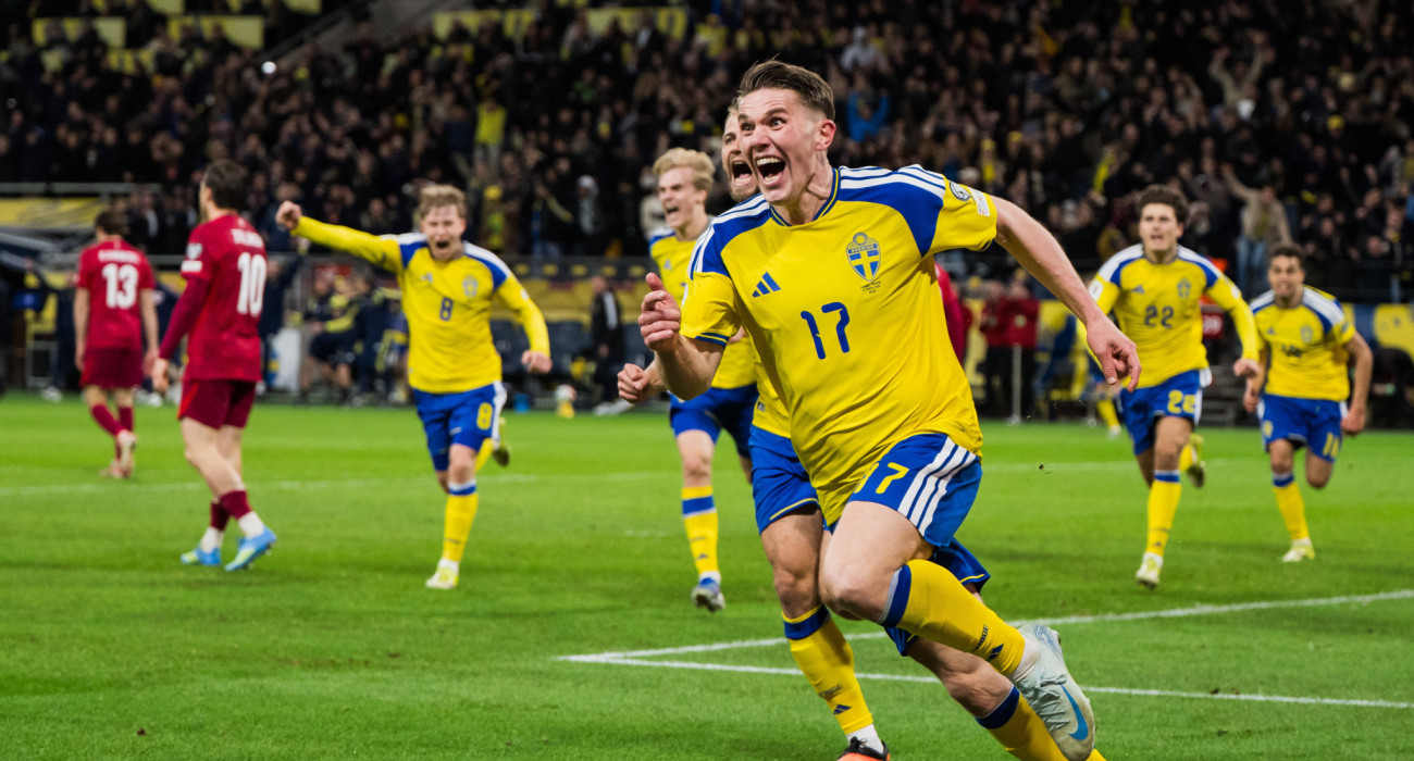 Ο Βίκτορ Γιόκερες πανηγυρίζει έξαλλα το γκολ του που έστειλε την Σουηδία στο Μουντιάλ / Πηγή: Imago