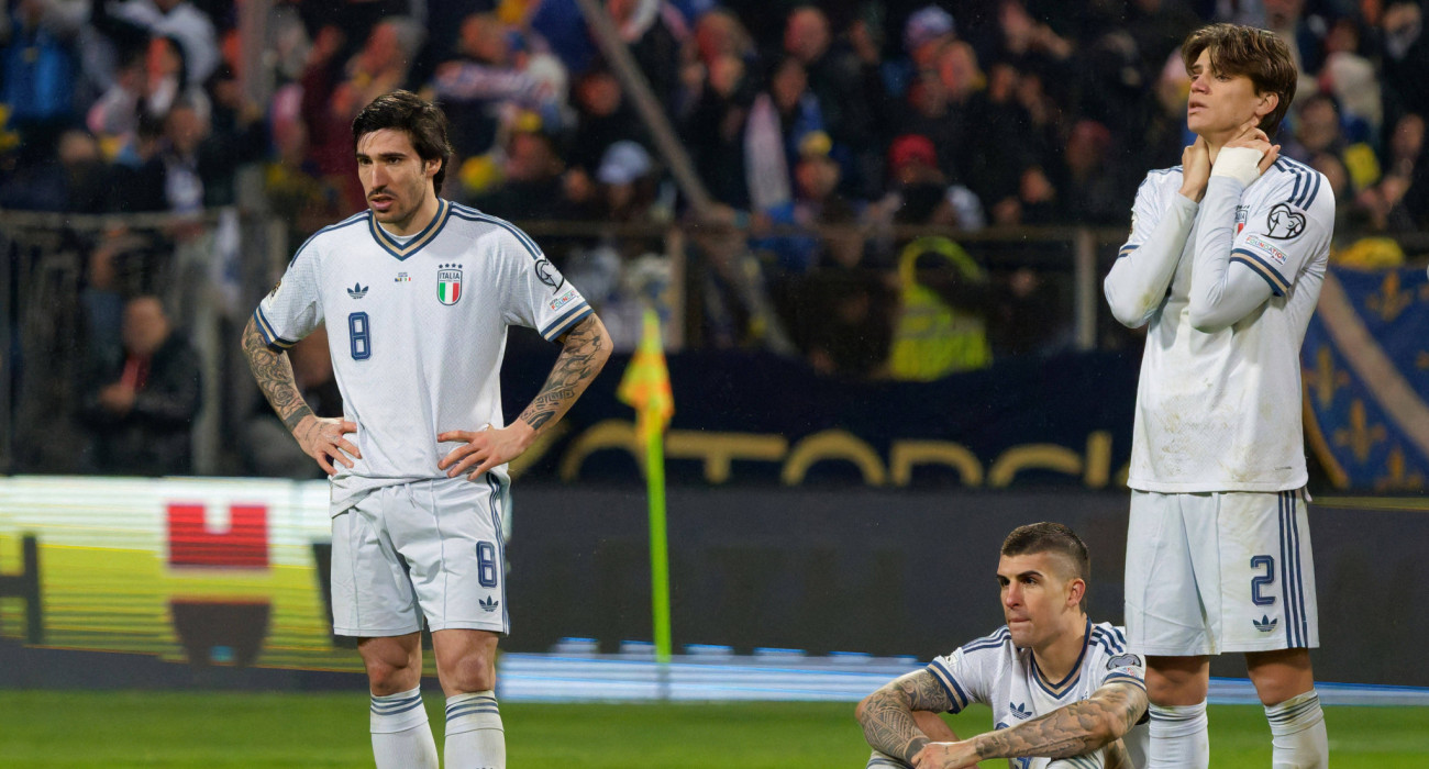 O Σάντρο Τονάλι, ο Ντανιέλε Μαντσίνι και ο Μάρκο Παλέστρα μετά τον αποκλεισμό της Ιταλίας / Πηγή: Imago