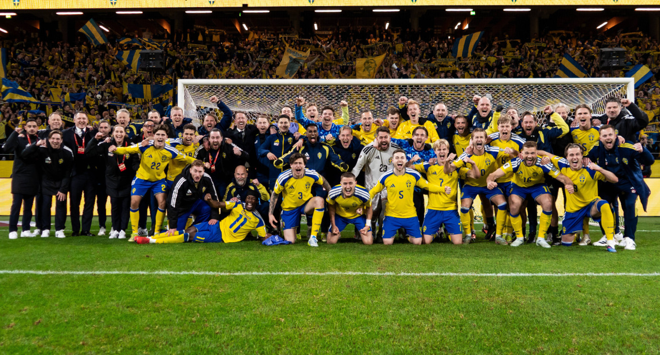 Οι έξαλλοι πανηγυρισμοί των παικτών και του staff της Σουηδίας για τη πρόκριση στο Μουντιάλ / Πηγή: Imago