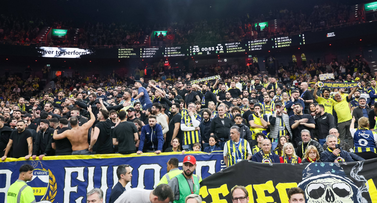 Αριστερά η μερίδα οπαδών της Φενέρ που... μανουριάζει με τον απλό κόσμο, δεξία όλοι όσοι παρακολουθούν κανονικά το παιχνίδι κόντρα στην Μπάγερν στο SAP Garden / Πηγή: IMAGO