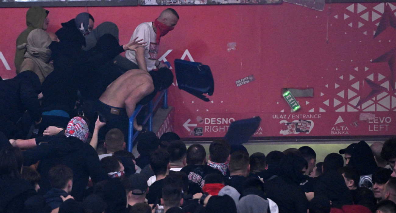 Χάος και από τους «Grobari»: Οπαδοί της Παρτιζάν επιτέθηκαν εντός γηπέδου σε αυτούς του Ερυθρού Αστέρα, Πηγή: Imago