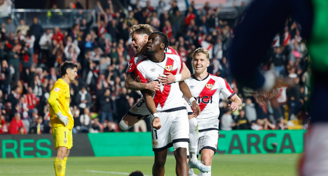 Οι παίκτες της Ράγιο Βαγιεκάνο πανηγυρίζουν έξαλλα το «χρυσό» γκολ της νίκης απέναντι στην Έλτσε / Πηγή: Imago