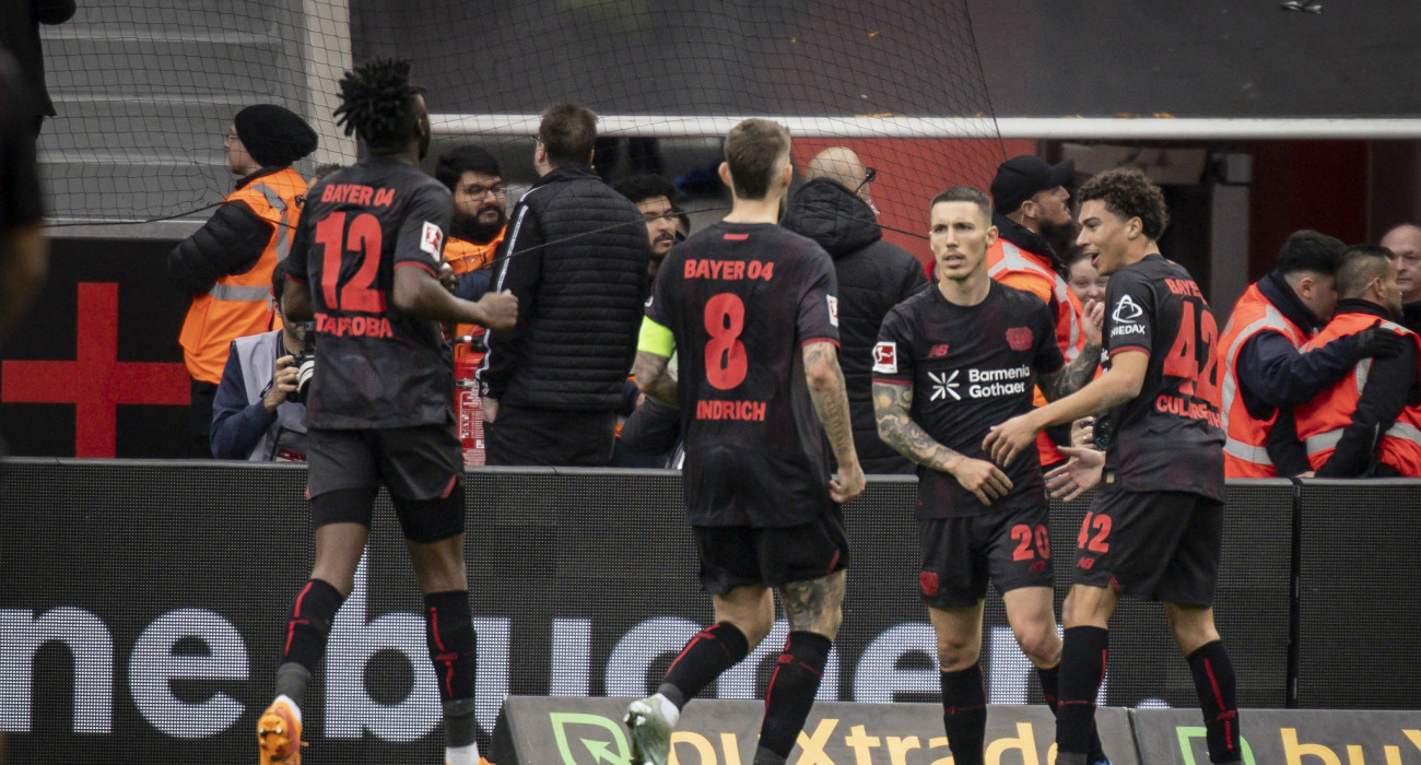 Οι παίκτες της Λεβερκούζεν πανηγυρίζουν το γκολ του Γκριμάλντο/Imago
