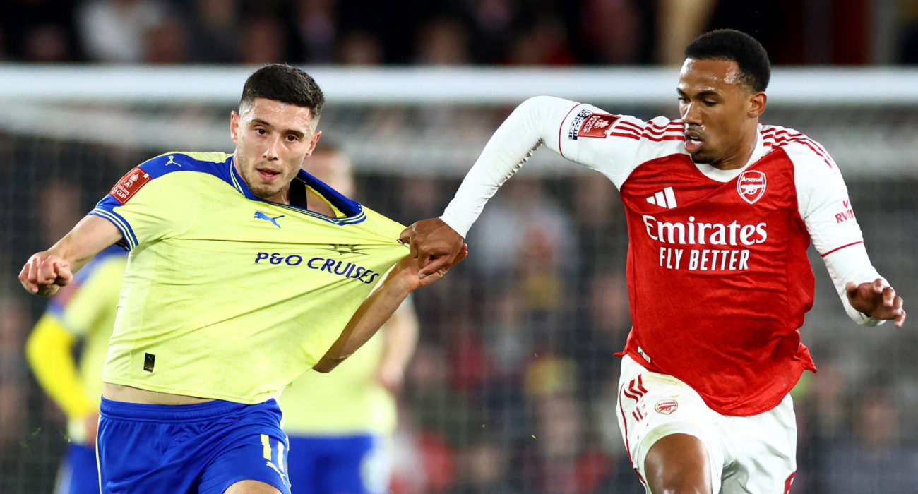 O Ρος Στιούαρτ της Σαουθάμπτον σε «μονομαχία» με τον Γκάμπριελ της Άρσεναλ / Πηγή: Imago