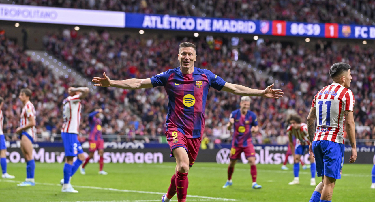 Ο Ρόμπερτ Λεβαντόφσκι πανηγυρίζει το γκολ του στο Ατλέτικο Μαδρίτης-Μπαρτσελόνα / Πηγή: Imago