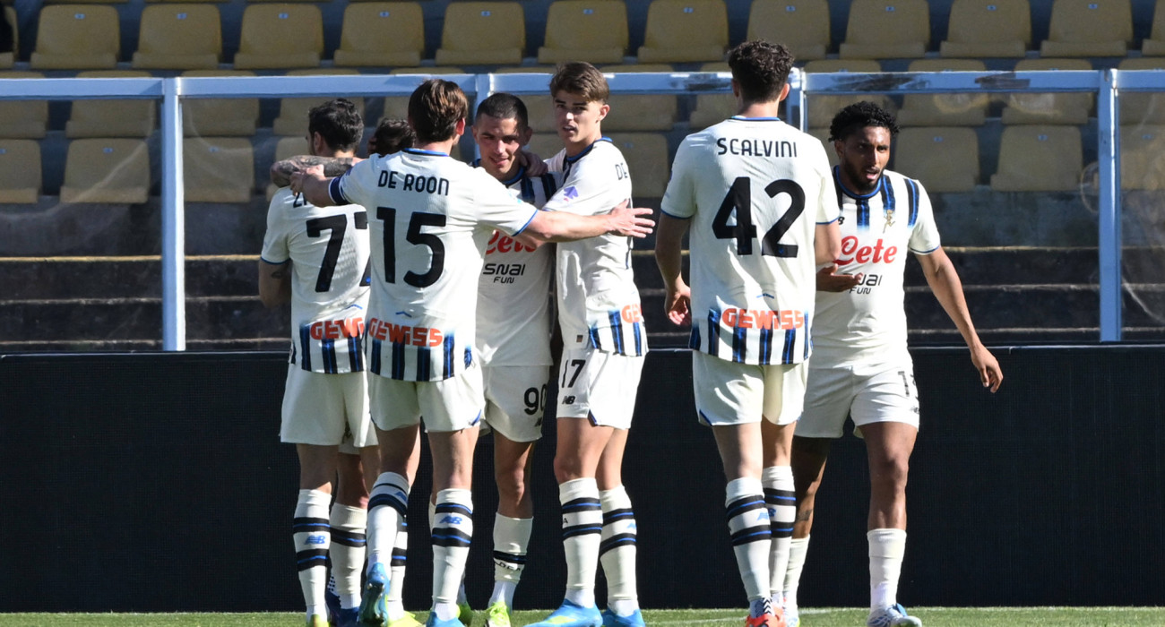 Οι ποδοσφαιριστές της Αταλάντα πανηγυρίζουν την εκτός έδρας νίκη κόντρα στη Λέτσε / Πηγή: Imago