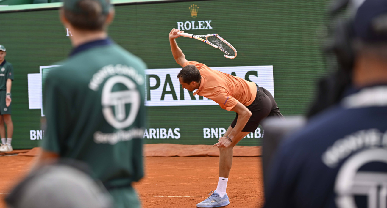 Ο Ντανιίλ Μεντβέντεφ χτυπά τη ρακέτα του στο πάτωμα / Πηγή: IMAGO / PsnewZ