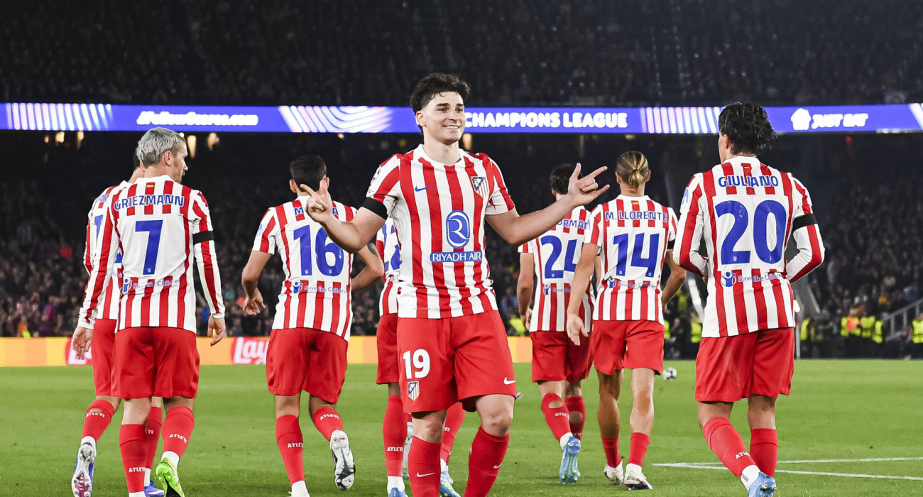 Ο Χουλιάν Άλβαρες πανηγυρίζει στο Καμπ Νου/ Imago