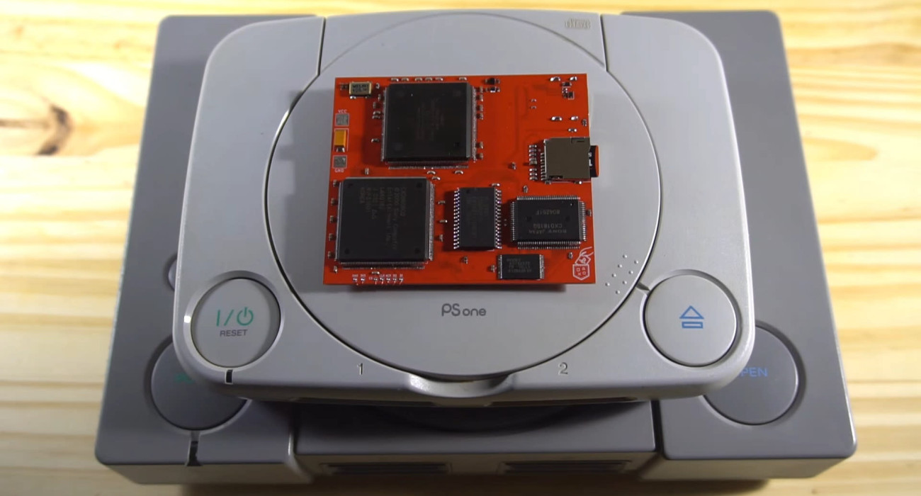 Modder έφτιαξε μια πλακέτα PlayStation με τα χαρακτηριστικά των δύο εκδόσεων του πρώτου συστήματος της Sony.