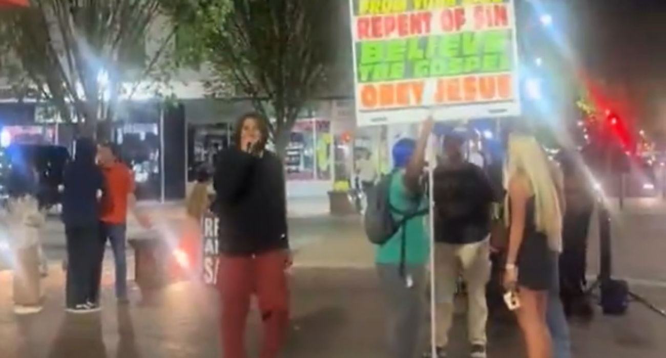 Ο Τ΄ζέιντεν Άιβι απασχόλησε την κοινή γνώμη με τις ομοφοβικές τοποθετήσεις του, πλέον κηρύττει στους δρόμους των ΗΠΑ / PrintScreen