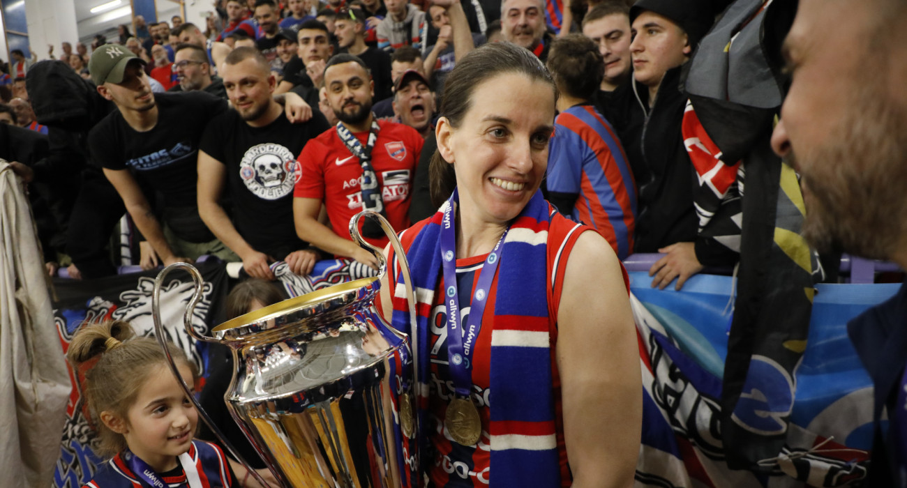 Η αρχηγός του Πανιωνίου Ιωάννα Καρέλια μετά την κατάκτηση του Κυπέλλου Ελλάδας / Πηγή: InTime
