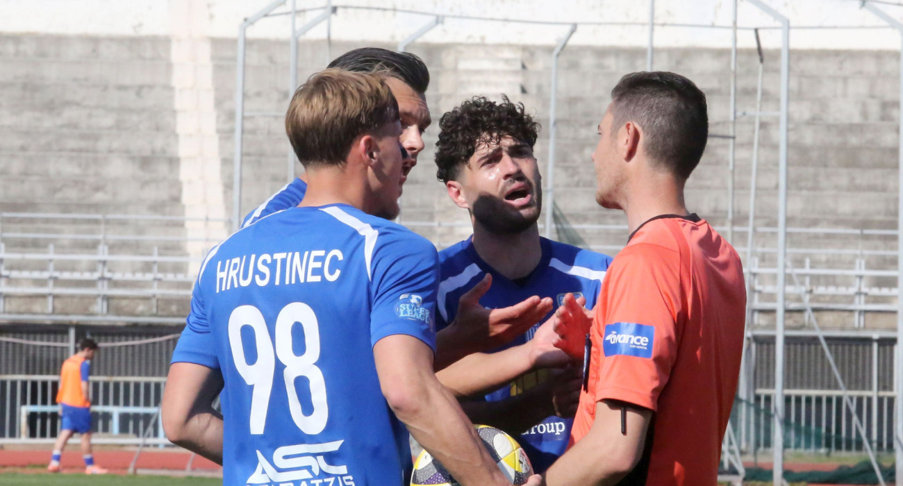 Οι ποδοσφαιριστές της Καβάλας διαμαρτύρονται στον Κουκούλα (Λέσβου) / Πηγή: Intime