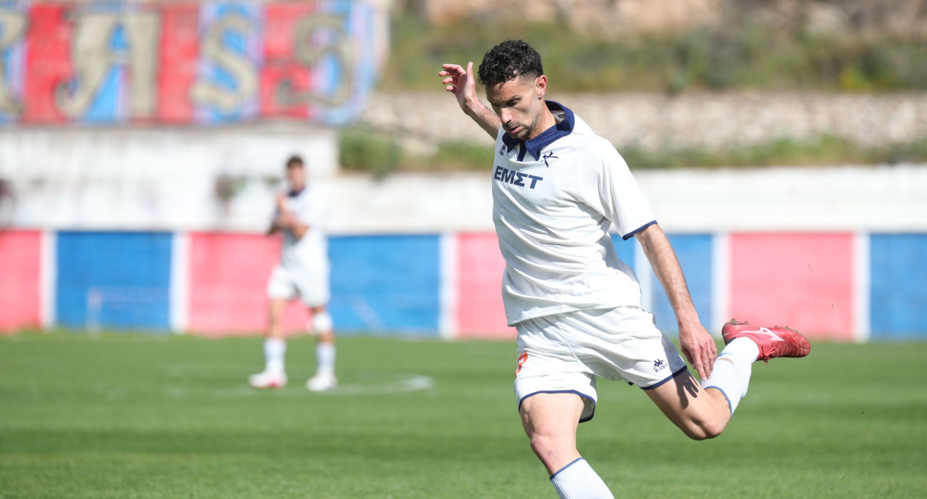 Ο Μιχάλης Μανιάς με τη φανέλα της Athens Kallithea / Πηγή: Intime