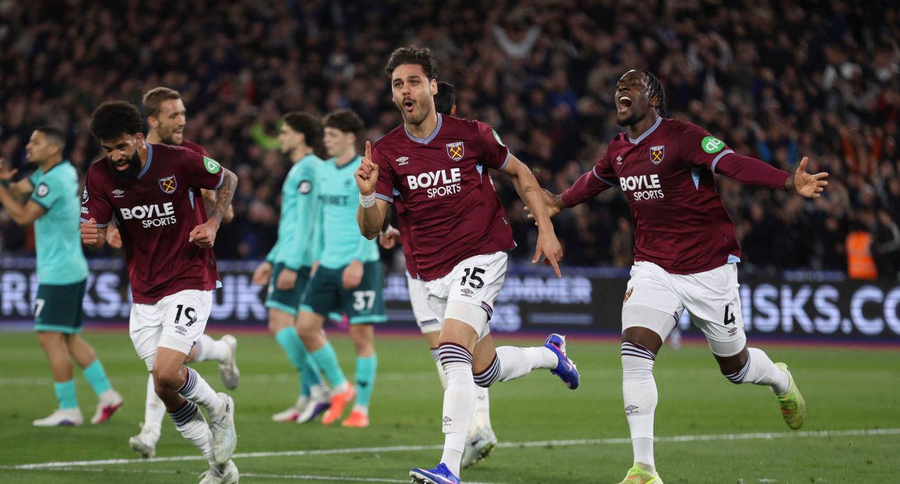 Ο Ντίνος Μαυροπάνος πανηγυρίζει το γκολ του σε βάρος της Γουλβς / Πηγή: Imago