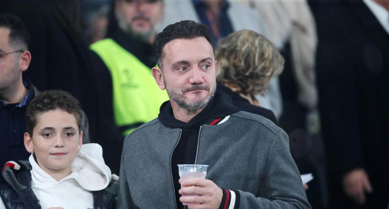 Ο τραγουδιστής Χρήστος Μενιδιάτης στο ΑΕΚ-Μπράιτον / Πηγή: Intime