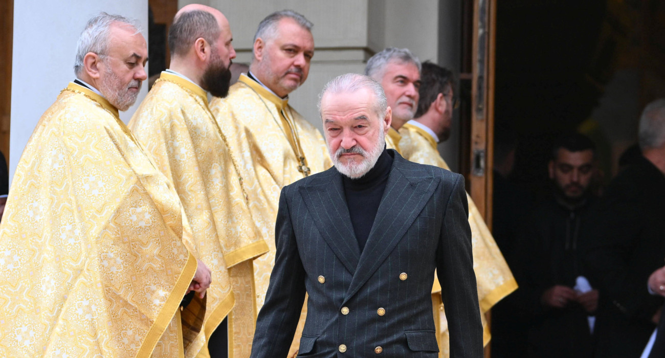 Ο Τζίτζι Μπεκάλι στην κηδεία του Μιρτσέα Λουτσέσκου / Πηγή: Imago