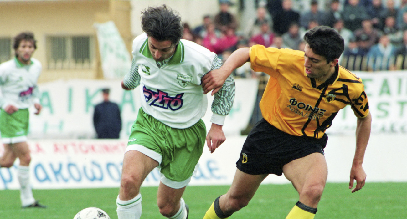 Ο Στέφανος Μπορμπόκης με τη φανέλα του Εδεσσαϊκού με αντίπαλο τον Νίκο Κωστένογλου της ΑΕΚ / Πηγή: Intime