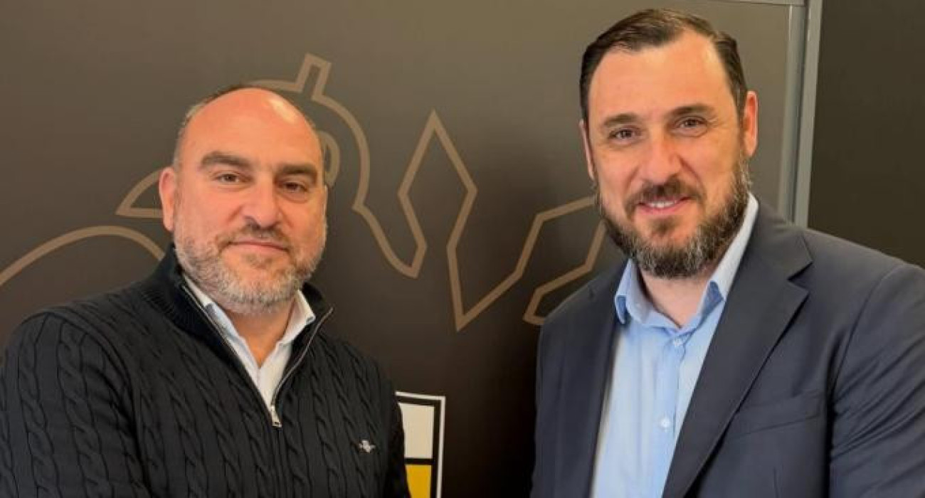 O πρόεδρος της Νέας Σαλαμίνας, Πάρις Ανδρέου και ο Μηνάς Λυσάνδρου / Πηγή: Facebook.com/neasalamis1948