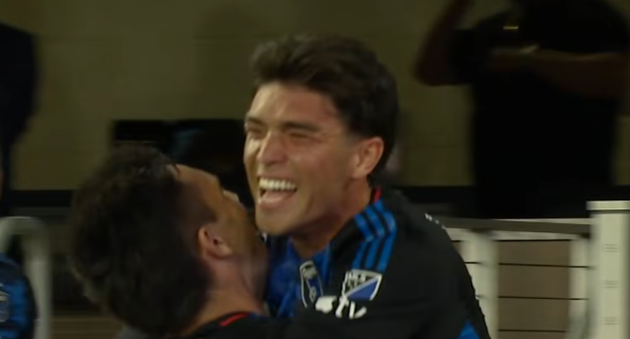 Ο Νίκο Τσακίρης σε έξαλλους πανηγυρισμούς μετά το απίθανο γκολ του απέναντι στη Σαν Ντιέγκο / Screenshot