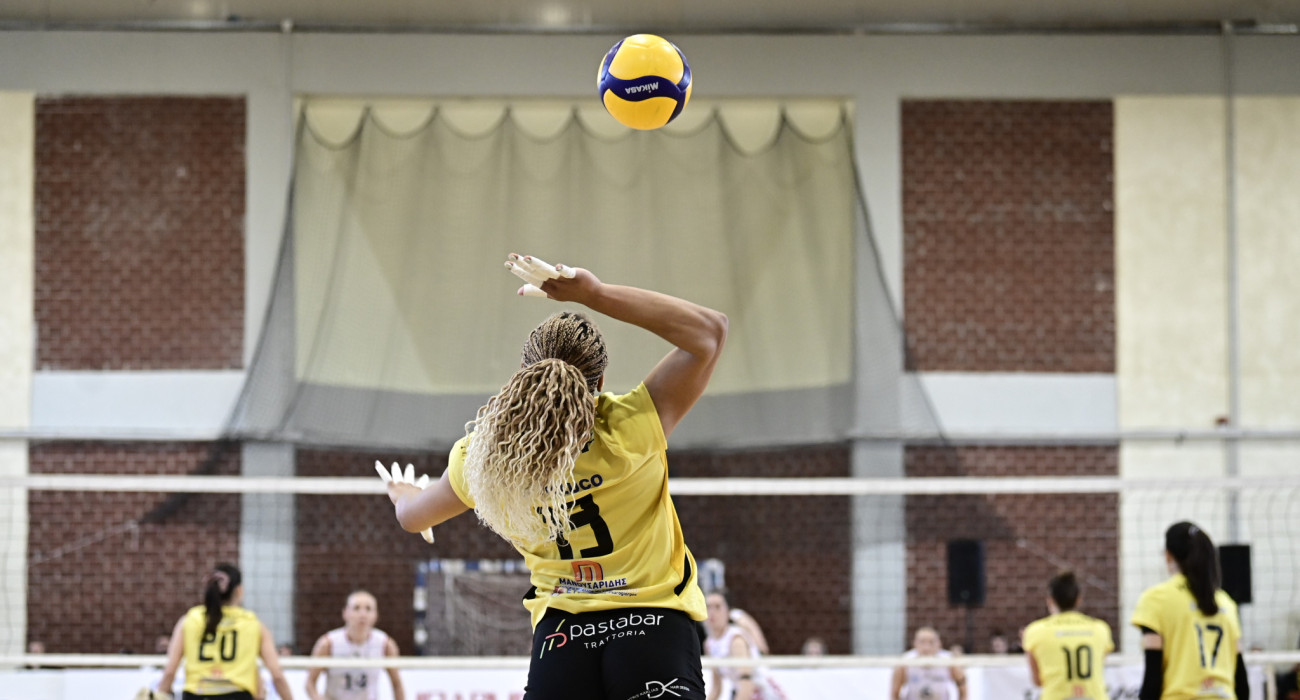 Η Ντιουφ κάνει σερβίς στον αγώνα της ΑΕΚ με τον ΖΑΟΝ / Πηγή: Eurokinissi