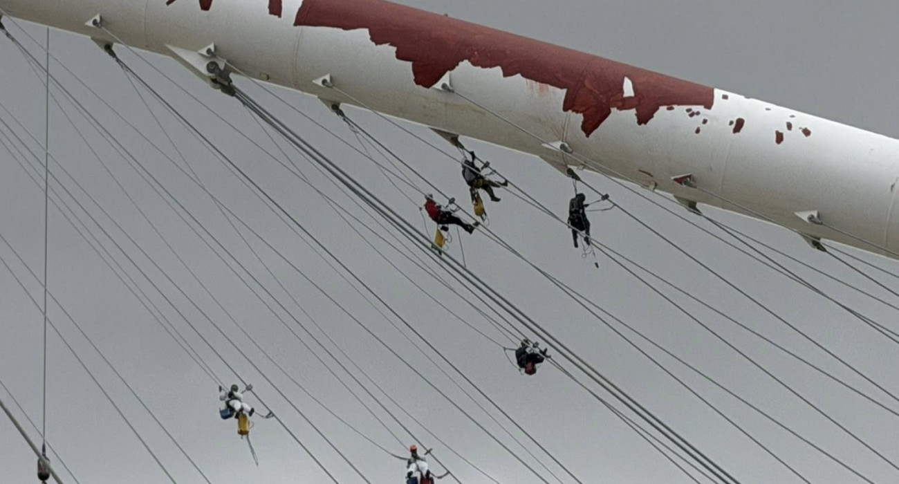Οι εργάτες κρέμονται στον αέρα στο ΟΑΚΑ/ Πηγή: @Κωνσταντίνος Χαλιορής