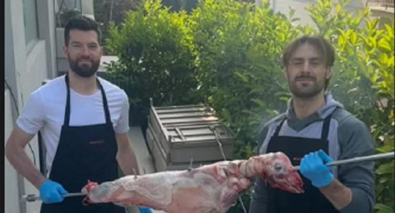 Πίτερς και Πάπας τήρησαν το έθιμο και σούβλισαν αρνί (photo)