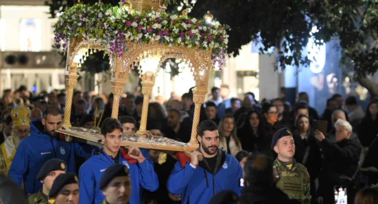 Διεθνείς της εθνικής ομάδας πόλο στην περιφορά του επιτάφιου / Πηγή: Instagram @dimos_alexandroupolis
