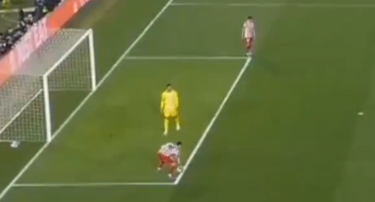 Το χέρι του Μαρκ Πούμπιλ που ξεσήκωσε θύελλα αντιδράσεων / Screenshot