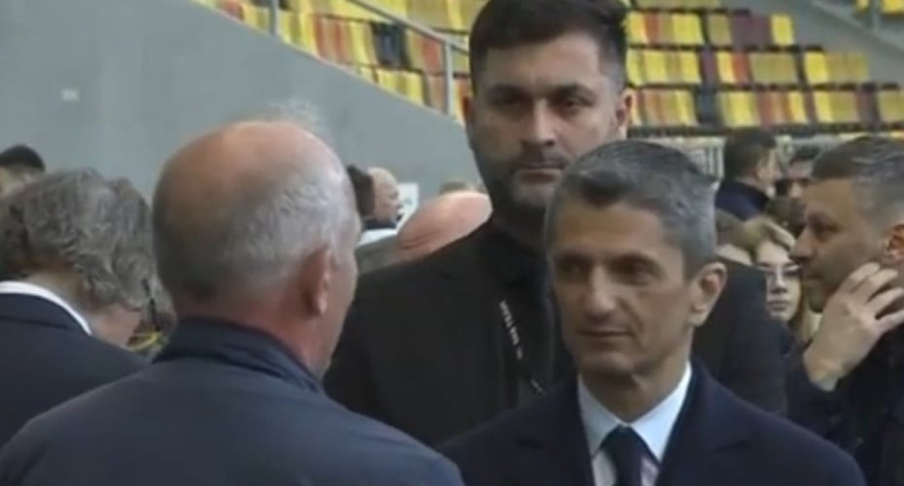 Ο Ράζβαν Λουτσέσκου στο λαϊκό προσκύνημα για τον πατέρα του, Μιρτσέα / Screenshot