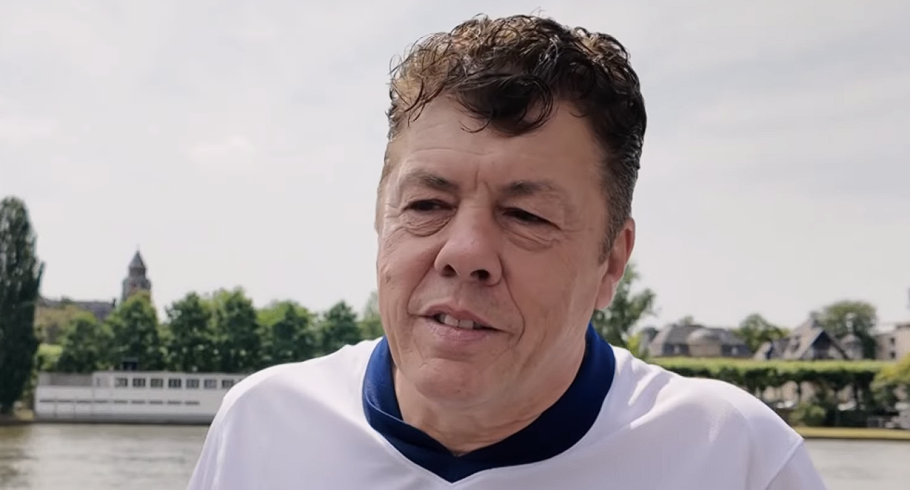 Ο Άντι Μίλνε, ο σούπερ φαν της Εθνικής Αγγλίας που πουλάει το σπίτι του για να βρεθεί στο πλευρό της / Screenshot