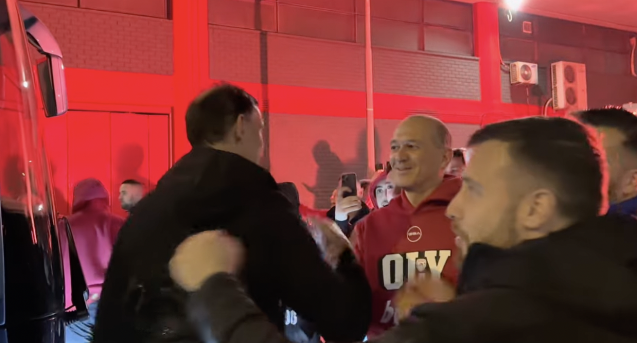 Αποθεώθηκε η ερυθρόλευκη αποστολή κατά την άφιξή της στο ΣΕΦ.