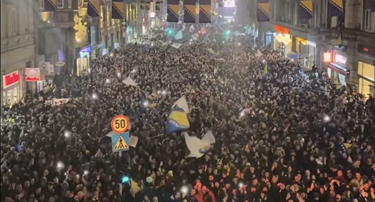 Οι Βόσνιοι ξεχύθηκαν στους δρόμους μετά την ιστορική πρόκριση στο Μουντιάλ / Screenshot