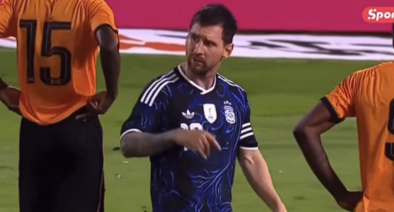 Η στιγμή που ο Λιονέλ Μέσι παρακινεί τον Οταμέντι να εκτελέσει το πέναλτι / Screenshot