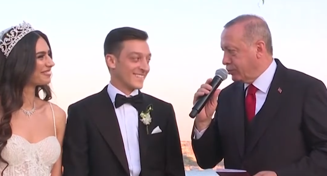 Ο Μεσούτ Οζίλ με τον Ερντογάν / Screenshot