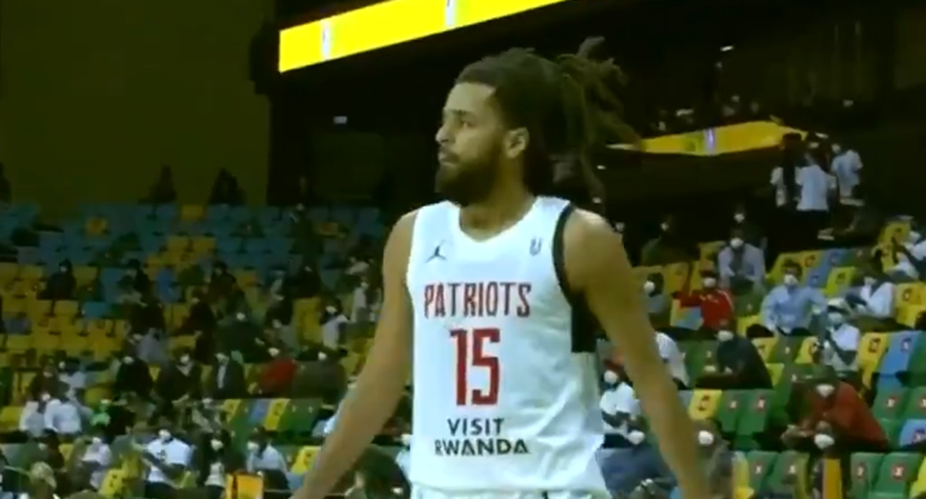 Ο Τζέι Κόουλ με τη φανέλα των Ρουάντα Πάτριοτς / PrintScreen