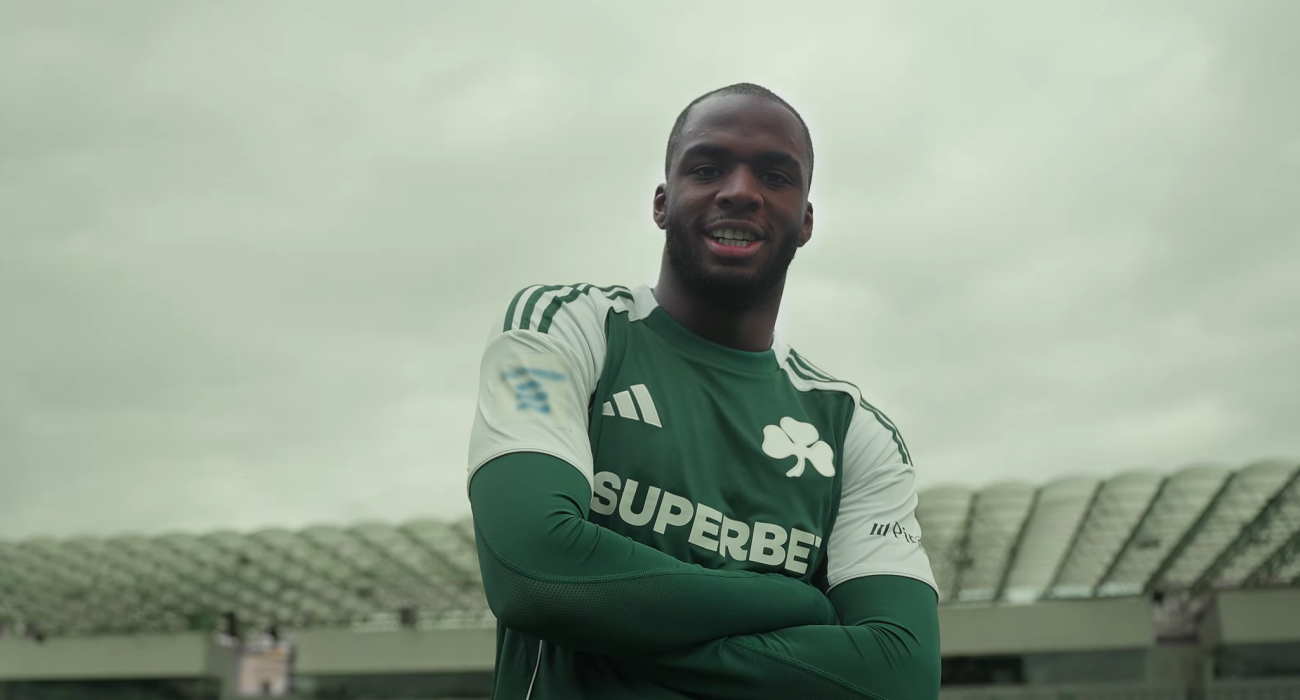 Ο Ανδρέας Τεττέη ποζάρει με τη φανέλα του Παναθηναϊκού και το νέο χορηγό / Screenshot