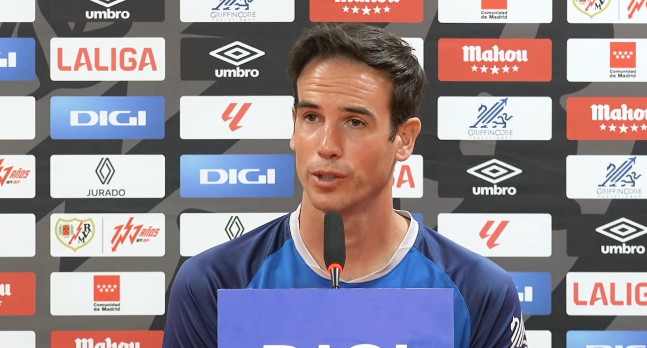 Ο Ίνιγο Πέρεθ στη συνέντευξη Τύπου της Ράγιο Βαγιεκάνο / Screenshot