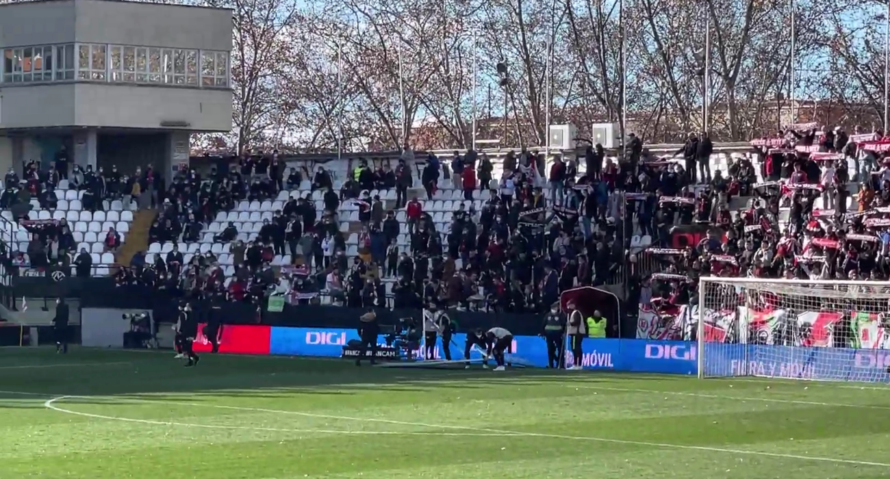 Η κοντινή απόσταση μεταξύ κερκίδων και αγωνιστικού χώρου στο γήπεδο της Ράγιο Βαγιεκάνο / Screenshot