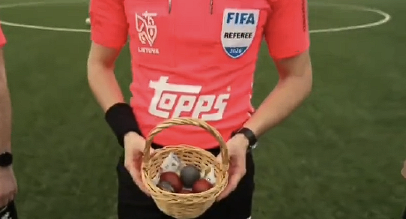 Η στιγμή που ο διαιτητής ζητάει από τους παίκτες να... διαλέξουν αυγό / Screenshot