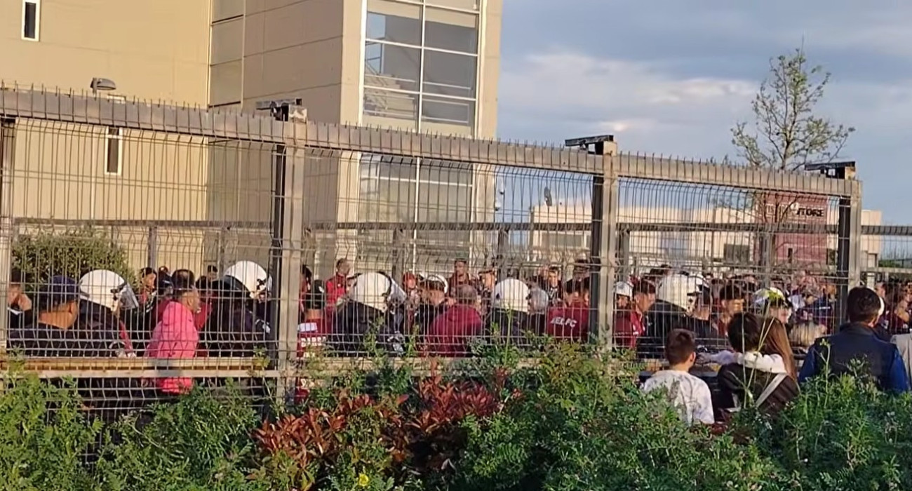 Αποδοκιμασίες έξω από το AEL FC Arena μετά την ήττα από Παναιτωλικό / Screenshot