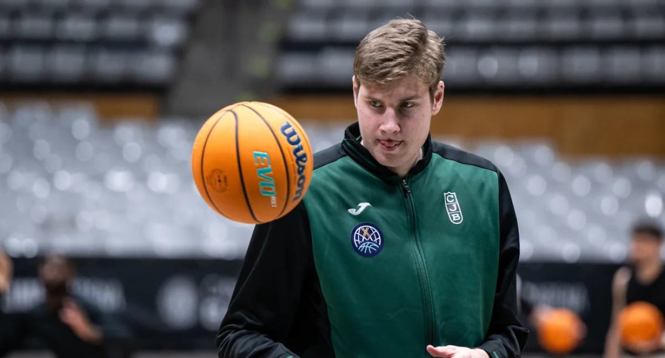 Ο Σιμόν Μπιργκάντερ της Μπανταλόνα χάνει τη σειρά με την ΑΕΚ, όπως κι ο Άντε Τόμιτς / Πηγή: Fiba