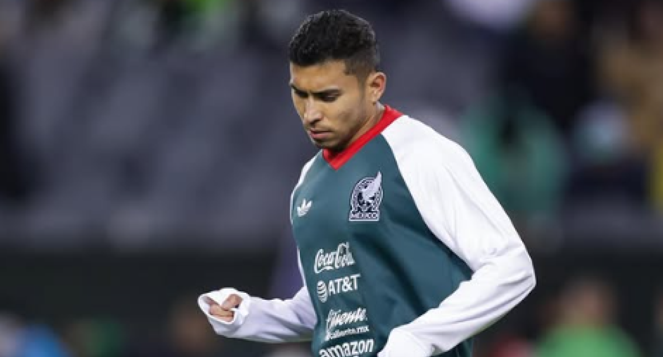 Ο Ορμπελίν Πινέδα με τη φανέλα του Μεξικού/@orbelin7pineda