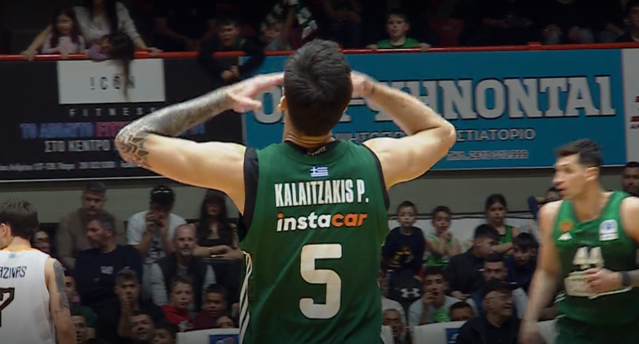 Ο Παναγιώτης Καλαϊτζάκης μετά από το πρώτο του εύστοχο τρίποντο στο παιχνίδι με τον Προμηθέα στην Πάτρα