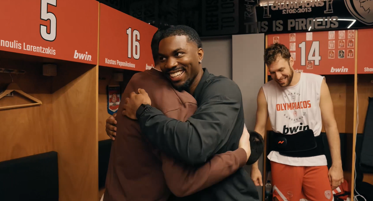 Ο Κίναν Έβανς έκανε έκπληξη στους συμπαίκτες του στον Ολυμπιακό... μπουκάροντας στα αποδυτήρια όσο εκείνοι ετοιμάζονταν για το ματς απέναντι στη Μύκονο / Πηγή: Olympiacos BC