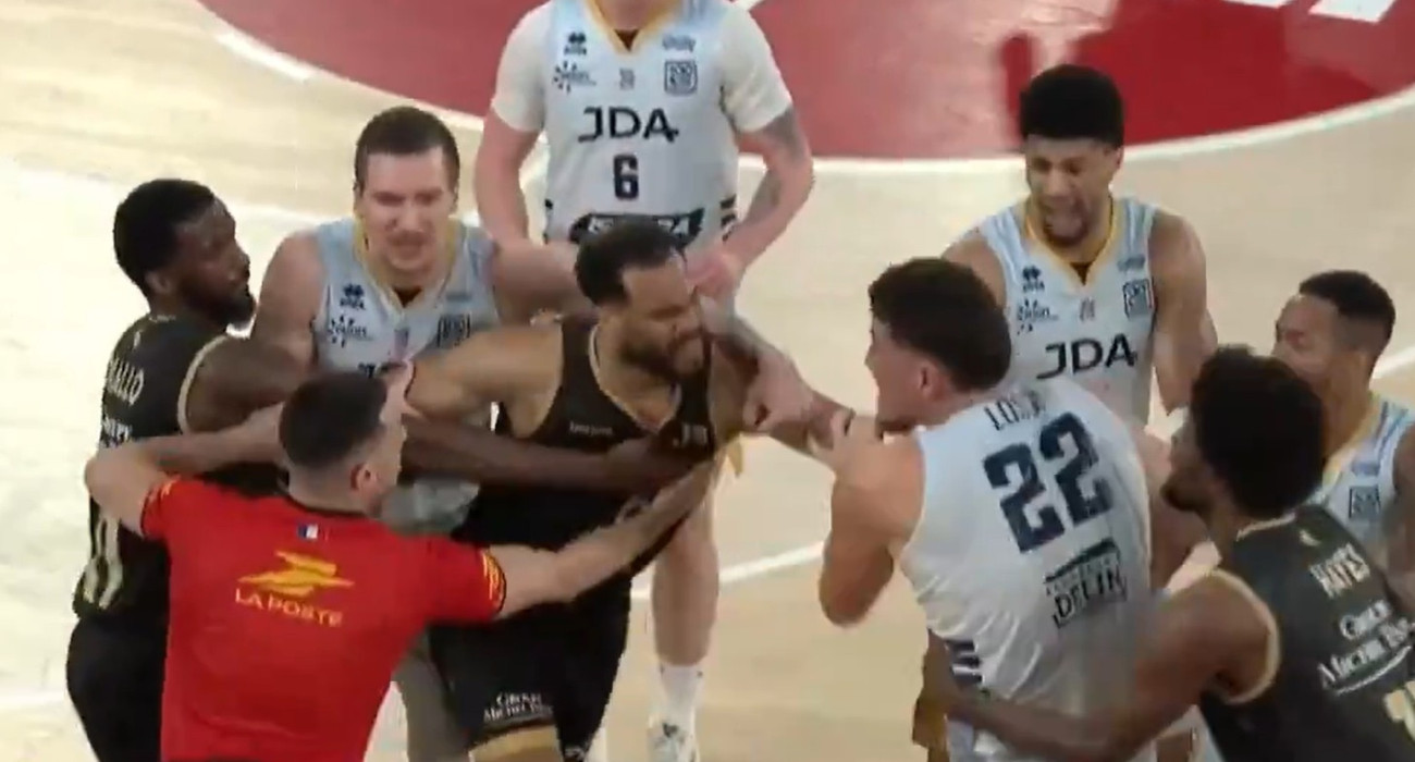 Στιγμιότυπο από το χαοτικό φινάλε του Μονακό - Ντιζόν και τη σύρραξη μεταξύ παικτών / PrintScreen